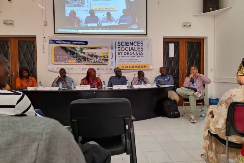 Panel en séance devant la banderole du colloque