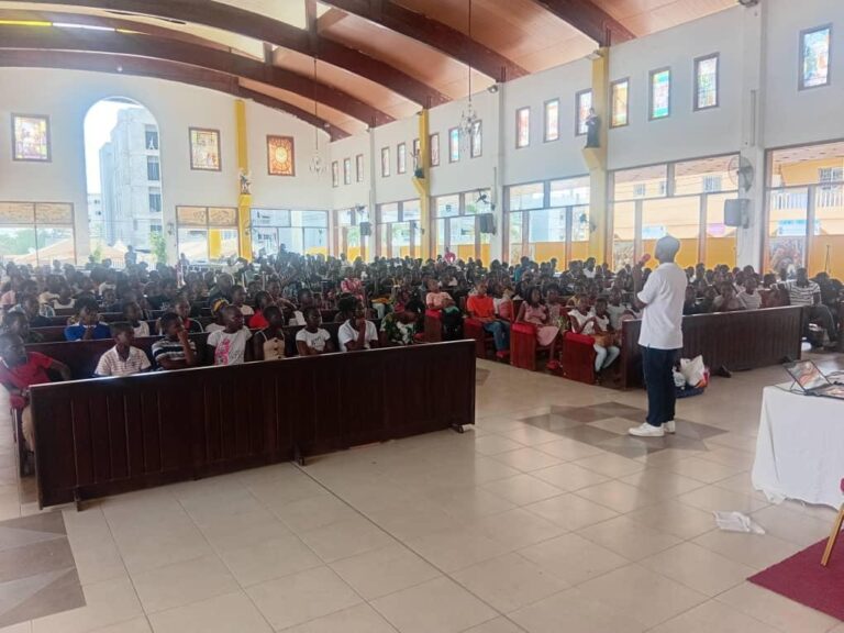 Assemblée de jeunes dans une église