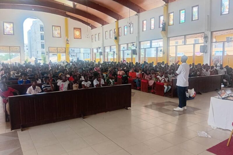 Assemblée de jeunes dans une église