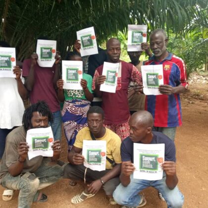 Participants tenant l’affiche Support. Don’t Punish.