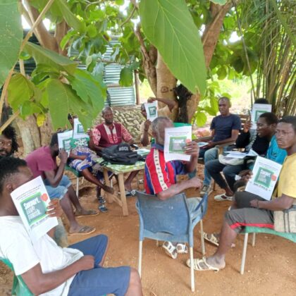 Rassemblement tenant l’affiche Support. Don’t Punish.