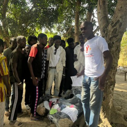 Distribution de vêtements sous les arbres