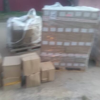 Palettes de cartons de matériel