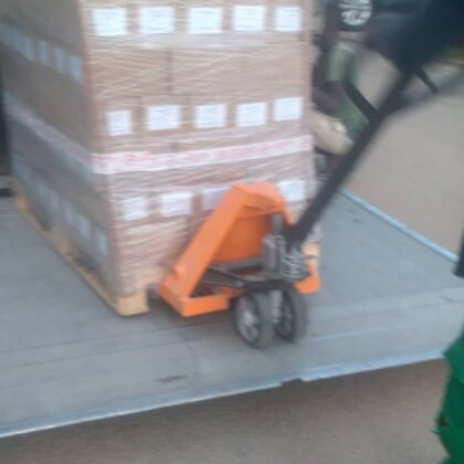 Transpalette déplaçant une palette de cartons
