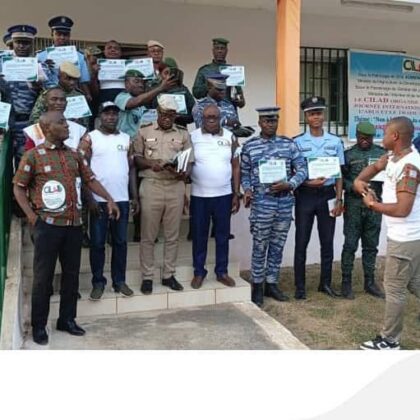 Remise d’attestations à un groupe de participants