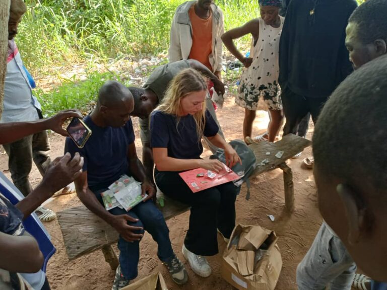 Groupe réuni en plein air autour d’une intervenante, séance de sensibilisation