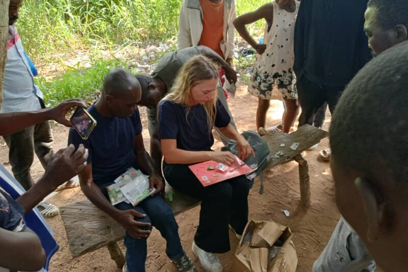 Groupe réuni en plein air autour d’une intervenante, séance de sensibilisation